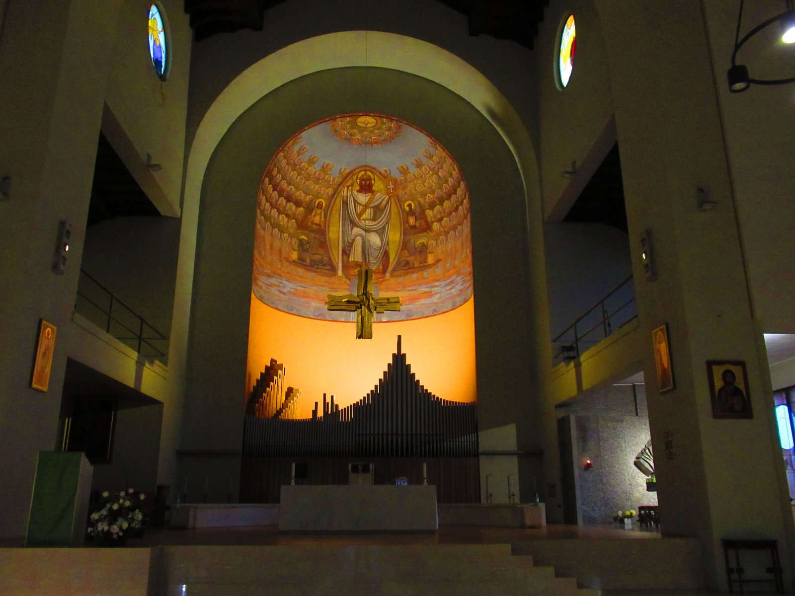 Intérieur de l'église Christ Roi à à Milan en Lombardie en Italie photo gratuite