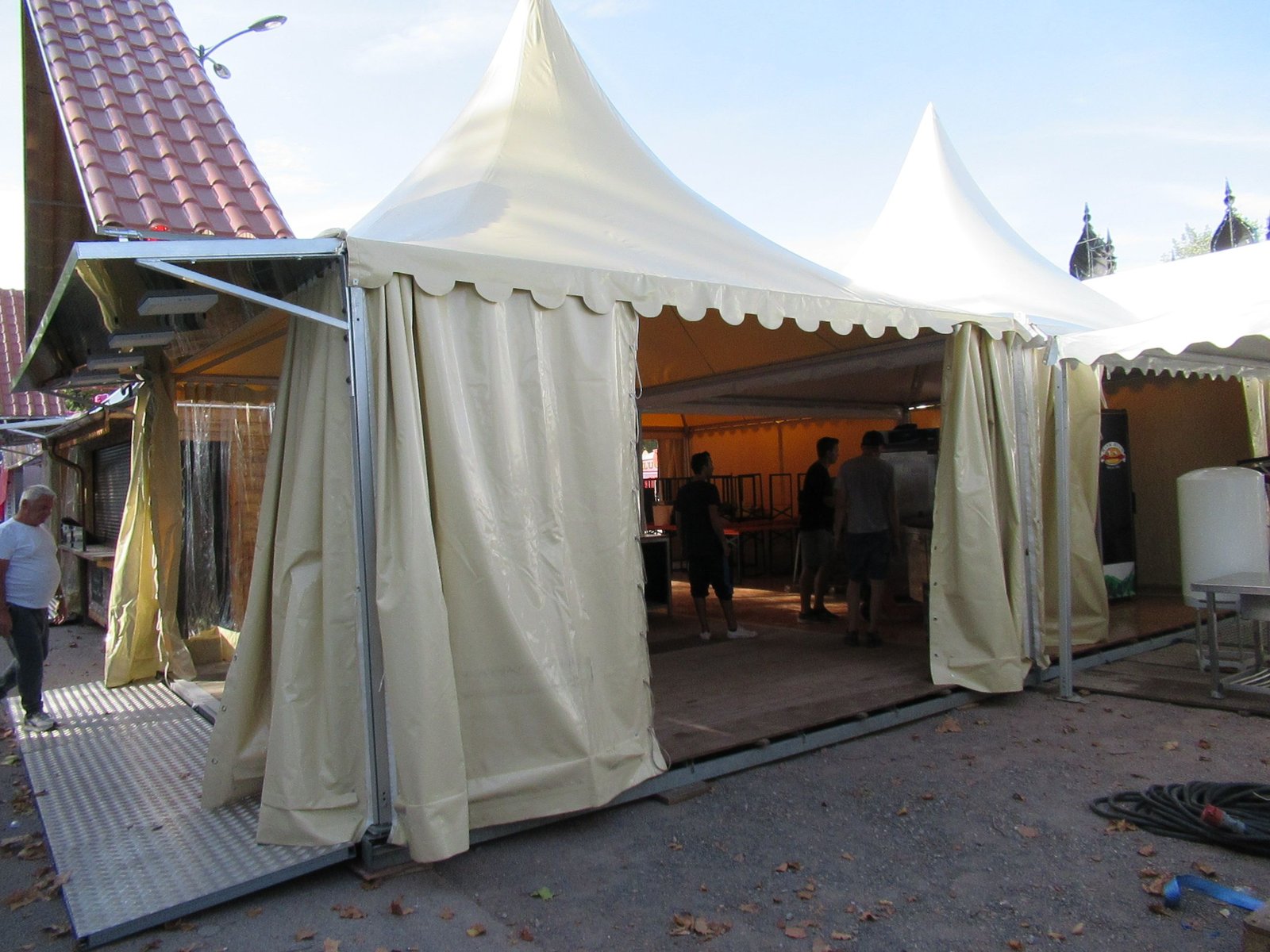 Installation des stands d'une fête foraine