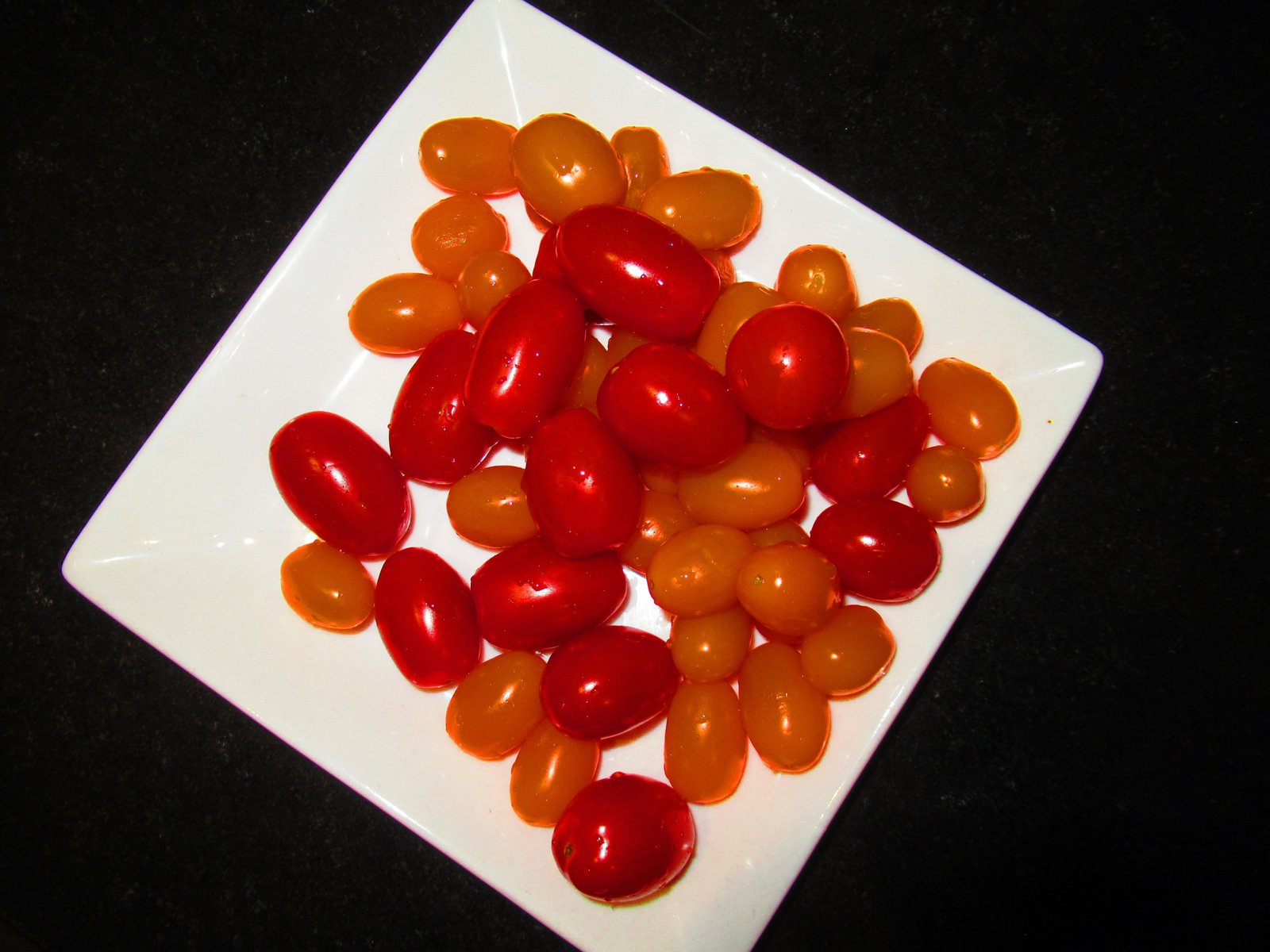 Tomates cerises rouges et jaunes dans une assiette photo gratuite