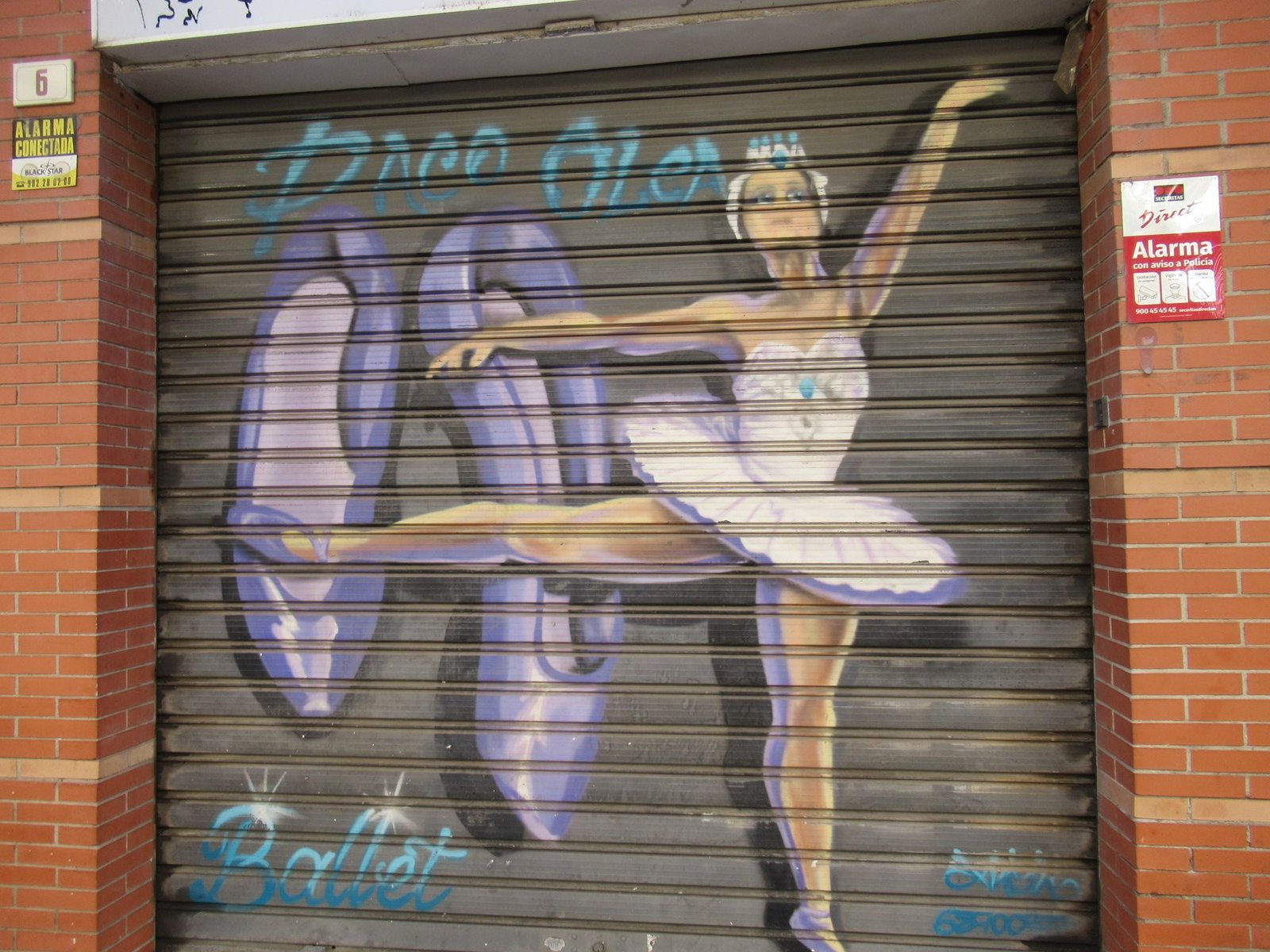 Une œuvre de street art mettant en scène une danseuse étoile (ballerine) dans une pose classique sur un rideau métallique, photo gratuite