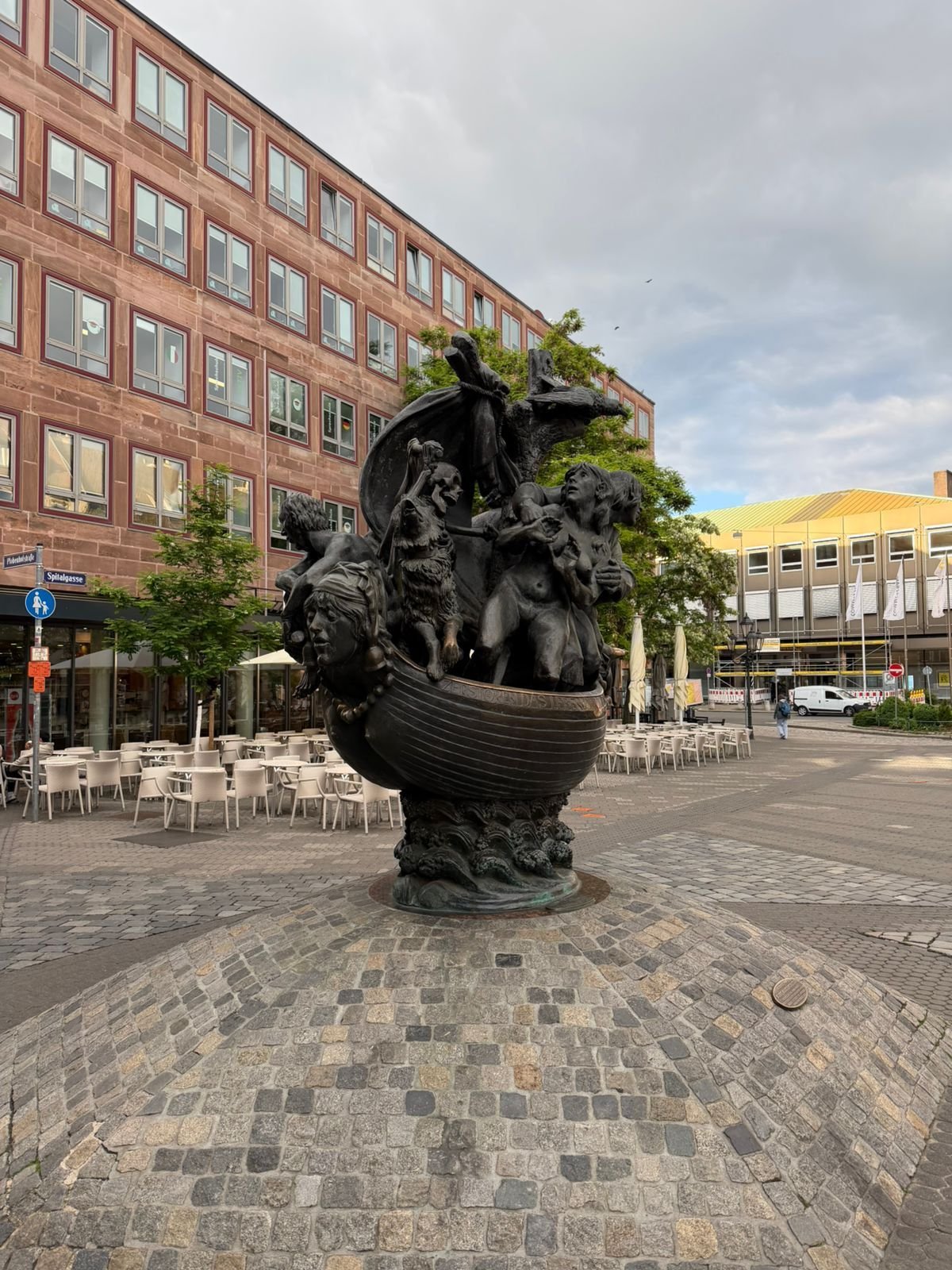 Sculpture de la fontaine Narrenschiff à Nuremberg, en Allemagne, photo gratuite