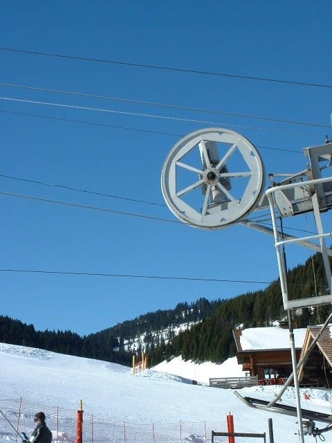 Poulie de téléski en action, photo gratuite - Skilift-Umlenkrolle in Aktion, kostenloses Foto