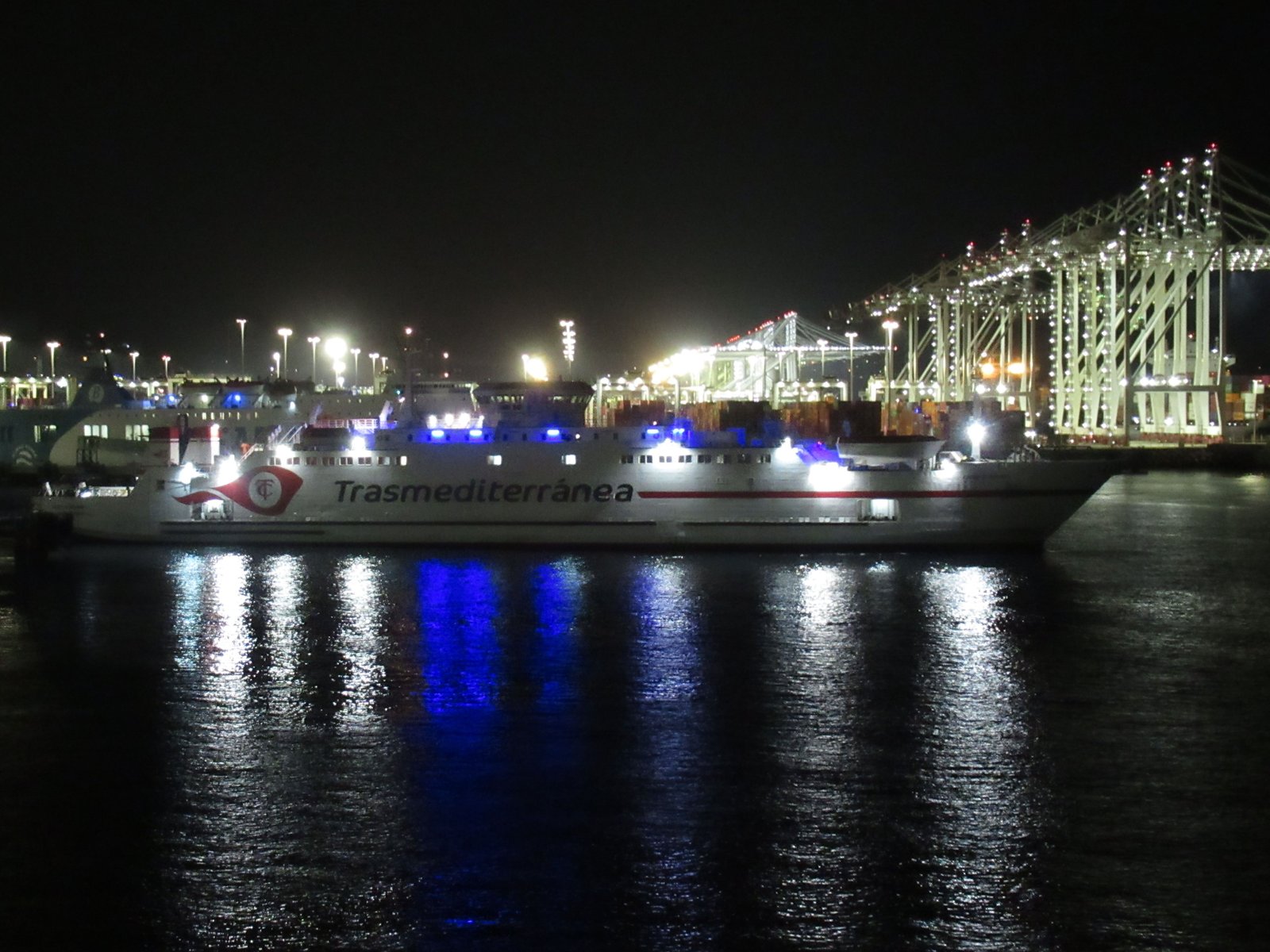 Bateau Trasmediterránea au port de Tanger photo gratuite
