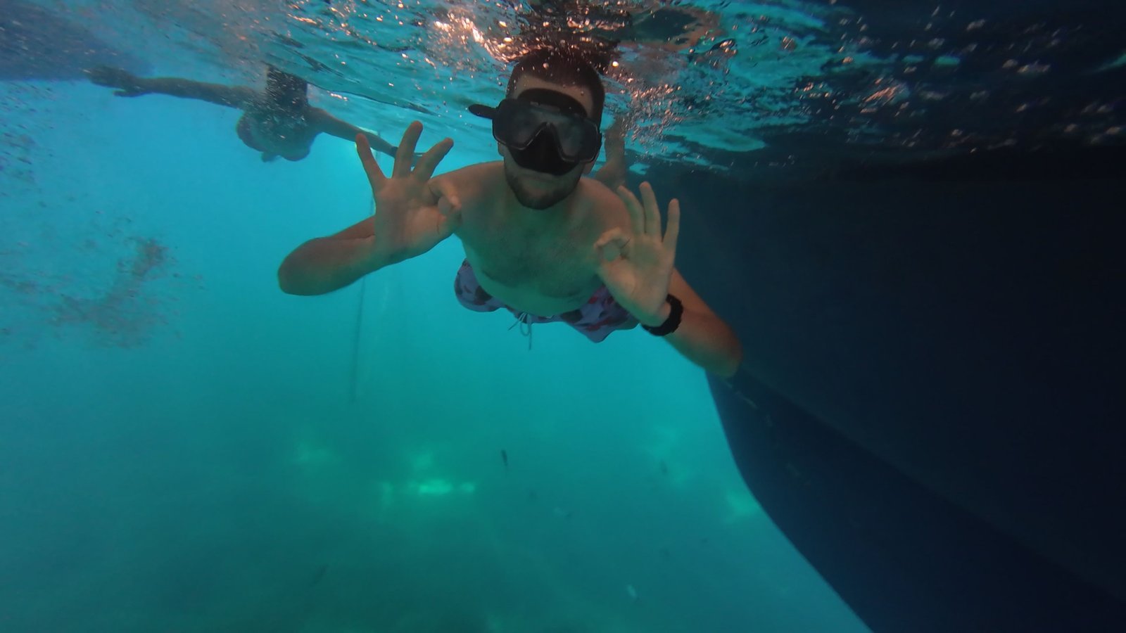 People scuba diving, free photo