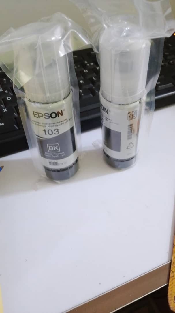Bouteilles d’encre noire Epson en emballage photo gratuite