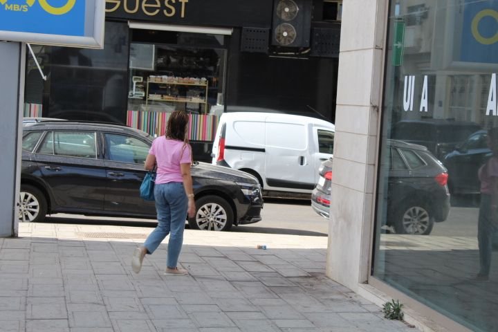 Femme debout dans une rue - Foto gratis de mujer parada en una calle