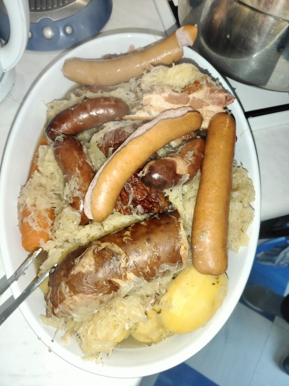 Plat de choucroute dans une assiette photo gratuite