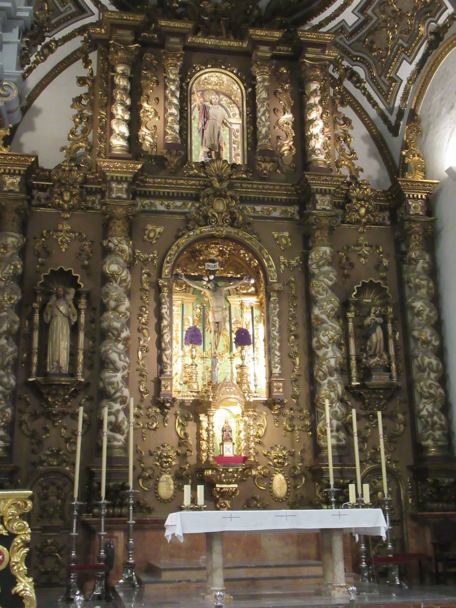 Autel historique de l'église de San Juan Bautista à Malaga, en Espagne, Christ crucifié, photo gratuite