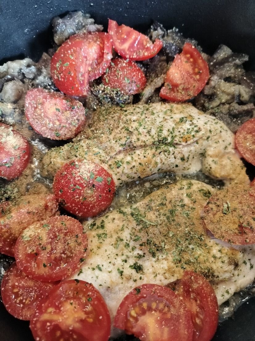 Filets de volailles aux champignons et tomates cerises, photo gratuite