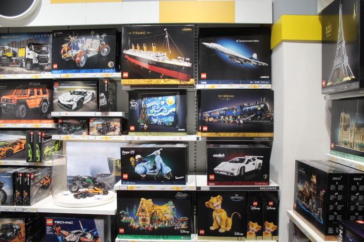 Une collection de sets LEGO exposés dans un magasin, avec une emphase notable sur le set LEGO Titanic, photo gratuite
