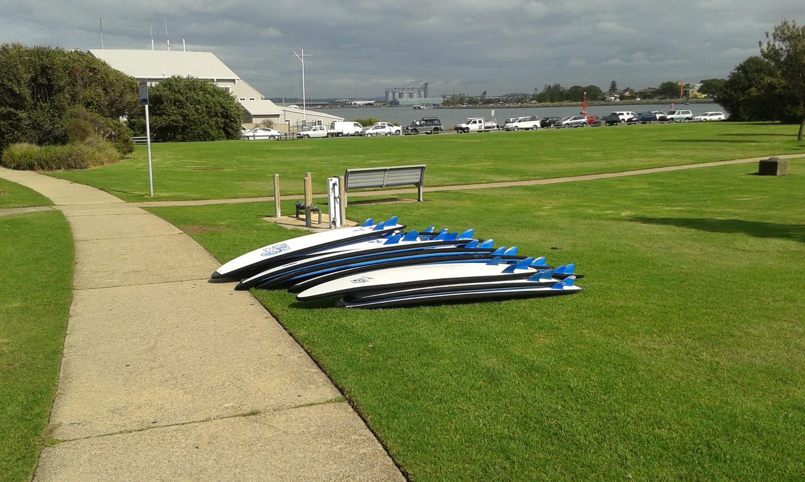 Planches de stand-up paddle (SUP) posées sur l'herbe, photo gratuite