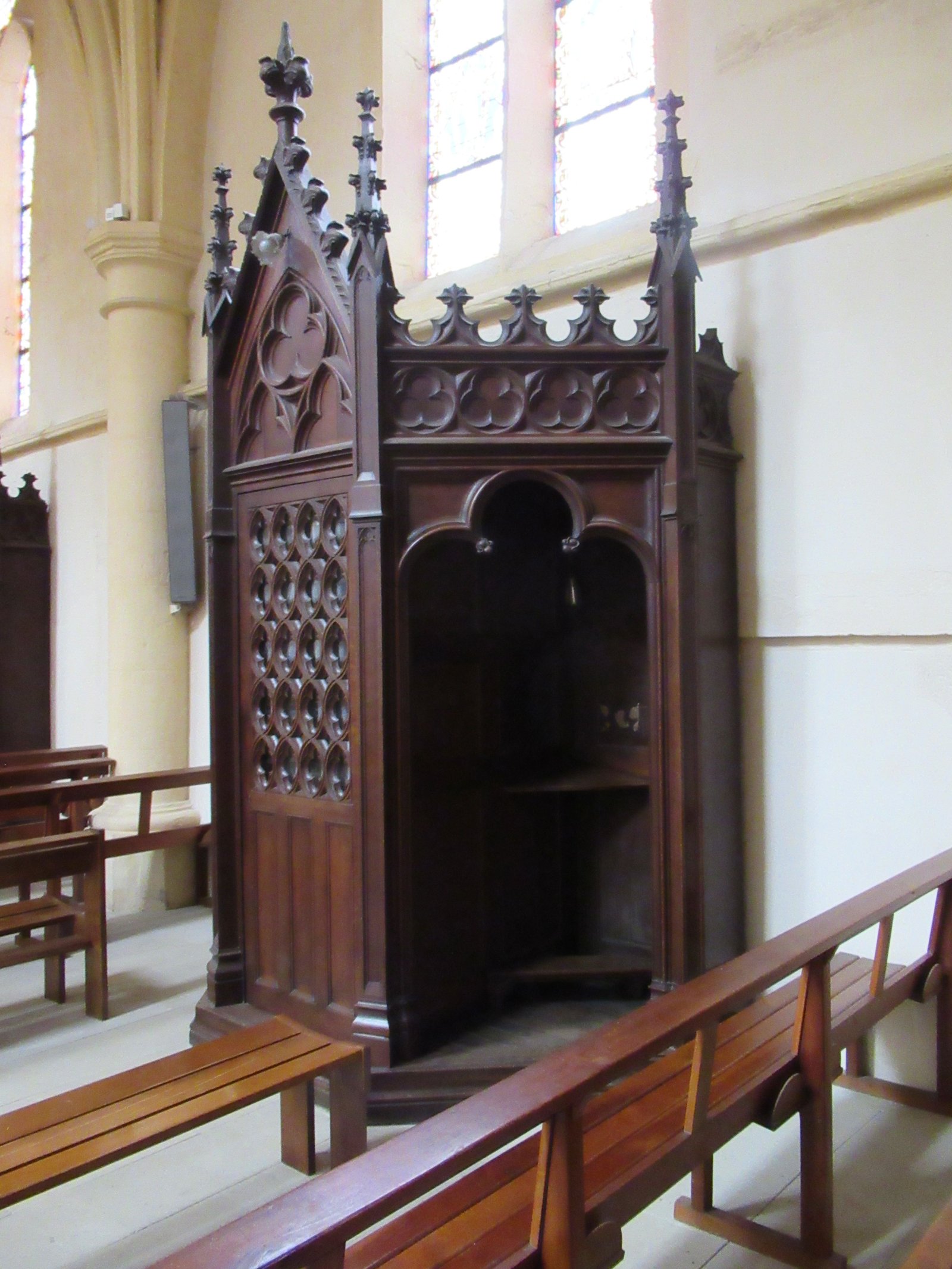 Confessionnal d'église dans un style néo-gothique