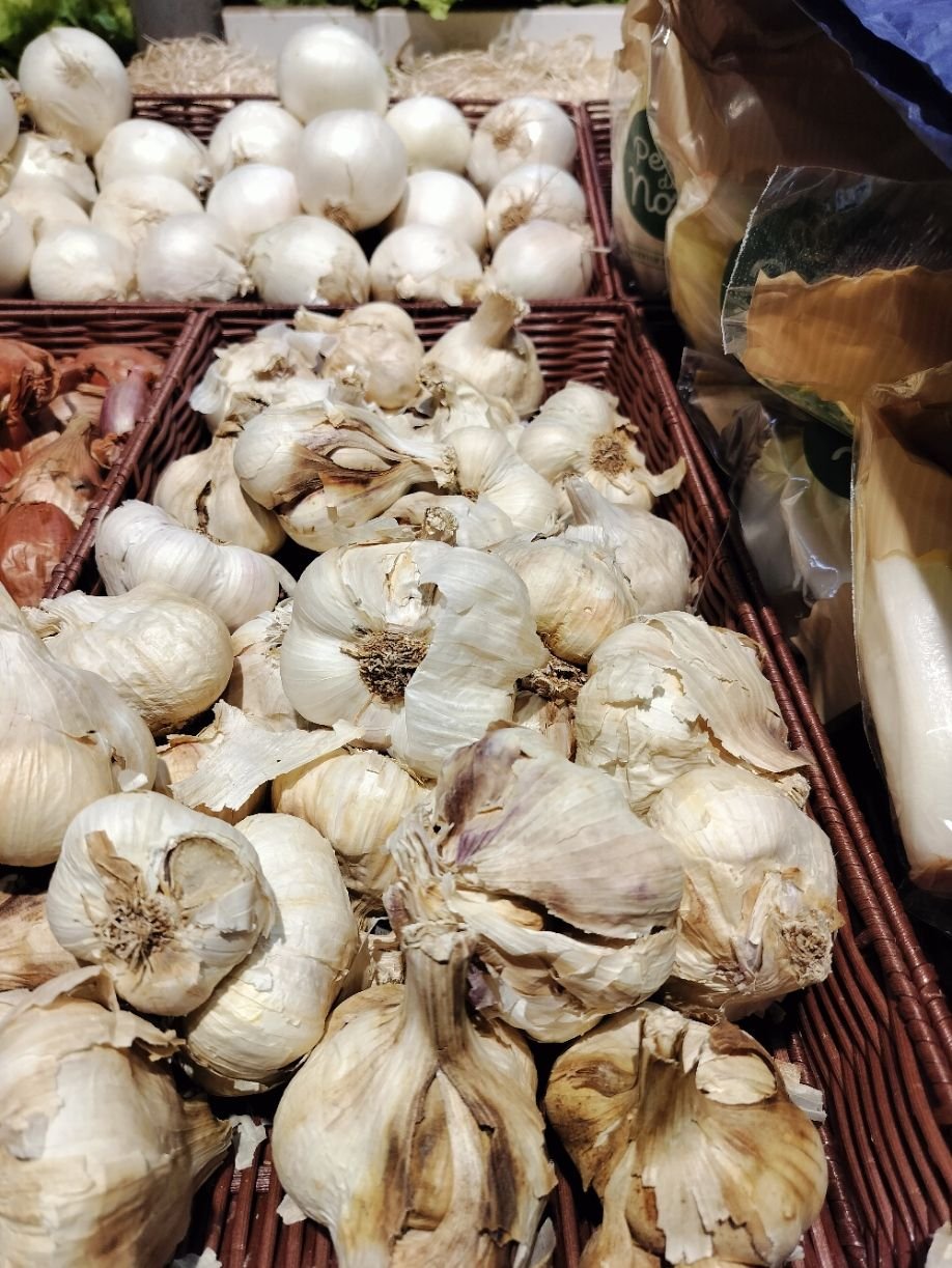 Aulx bio dans un panier du marché photo gratuite