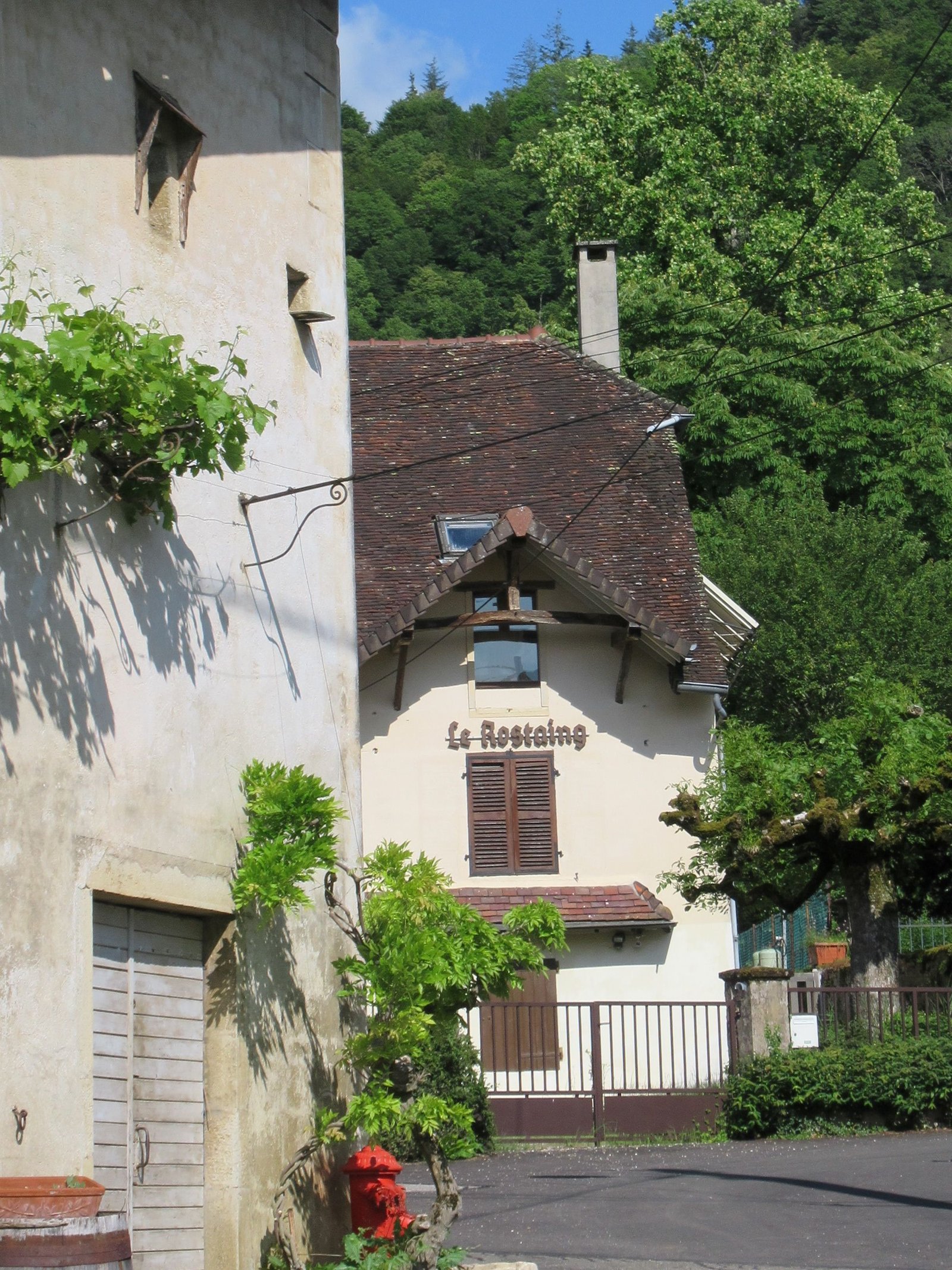 Bâtiment d'une auberge de campagne à Passenans dans le Jura France