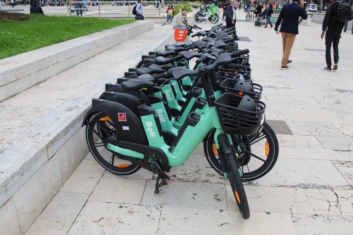 Vélos Bolt en libre service, mobilité, stationnés au bord du goudron dans la ville de Milan Lombardie en Italie photo gratuite