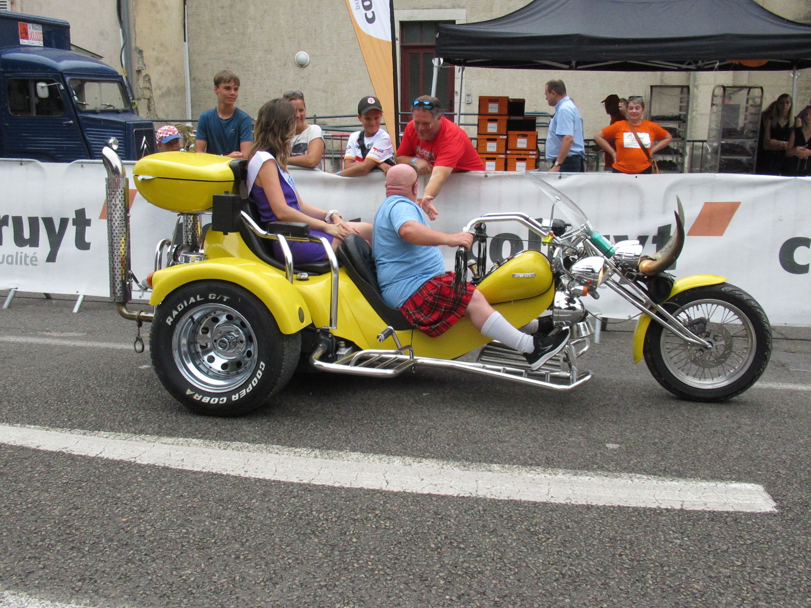Trike jaune de la caravane publicitaire du Critérium professionnel de Dole dans le Jura