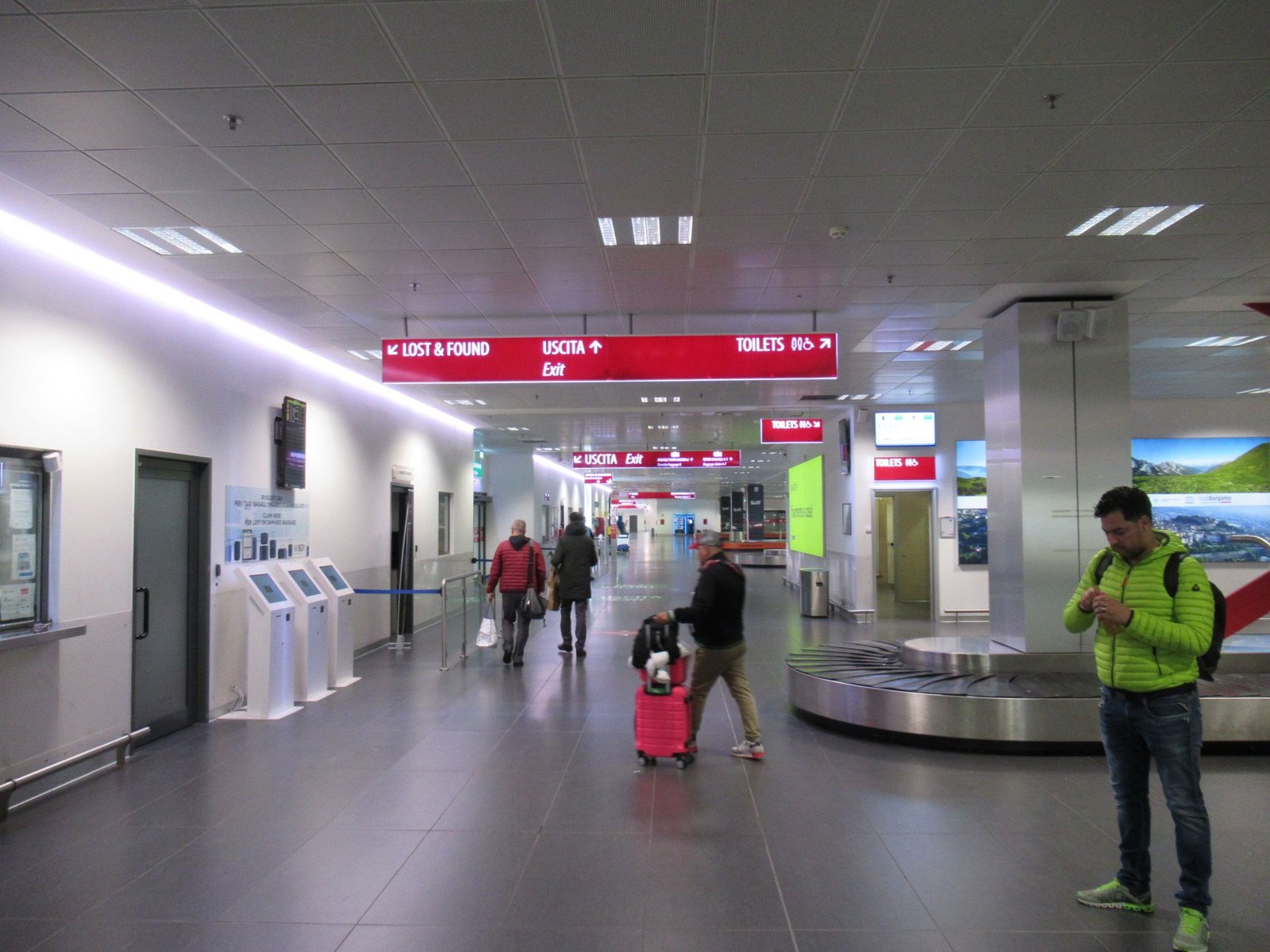 Réception des bagages à l'aéroport de Milan en Italie photo gratuite
