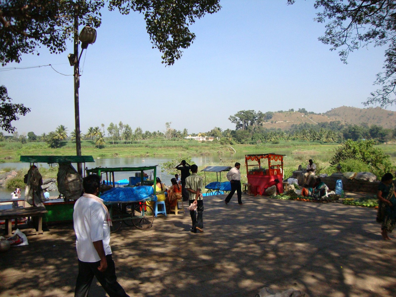 une scène de vie le long d'une rivière, un marché près de l'eau sous l'ombre des arbres, photo gratuite