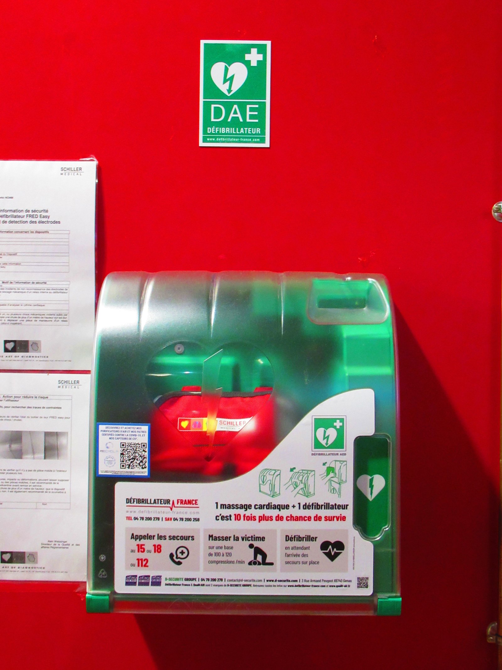 Défibrillateur automatique externe installé sur un mur photo grauite