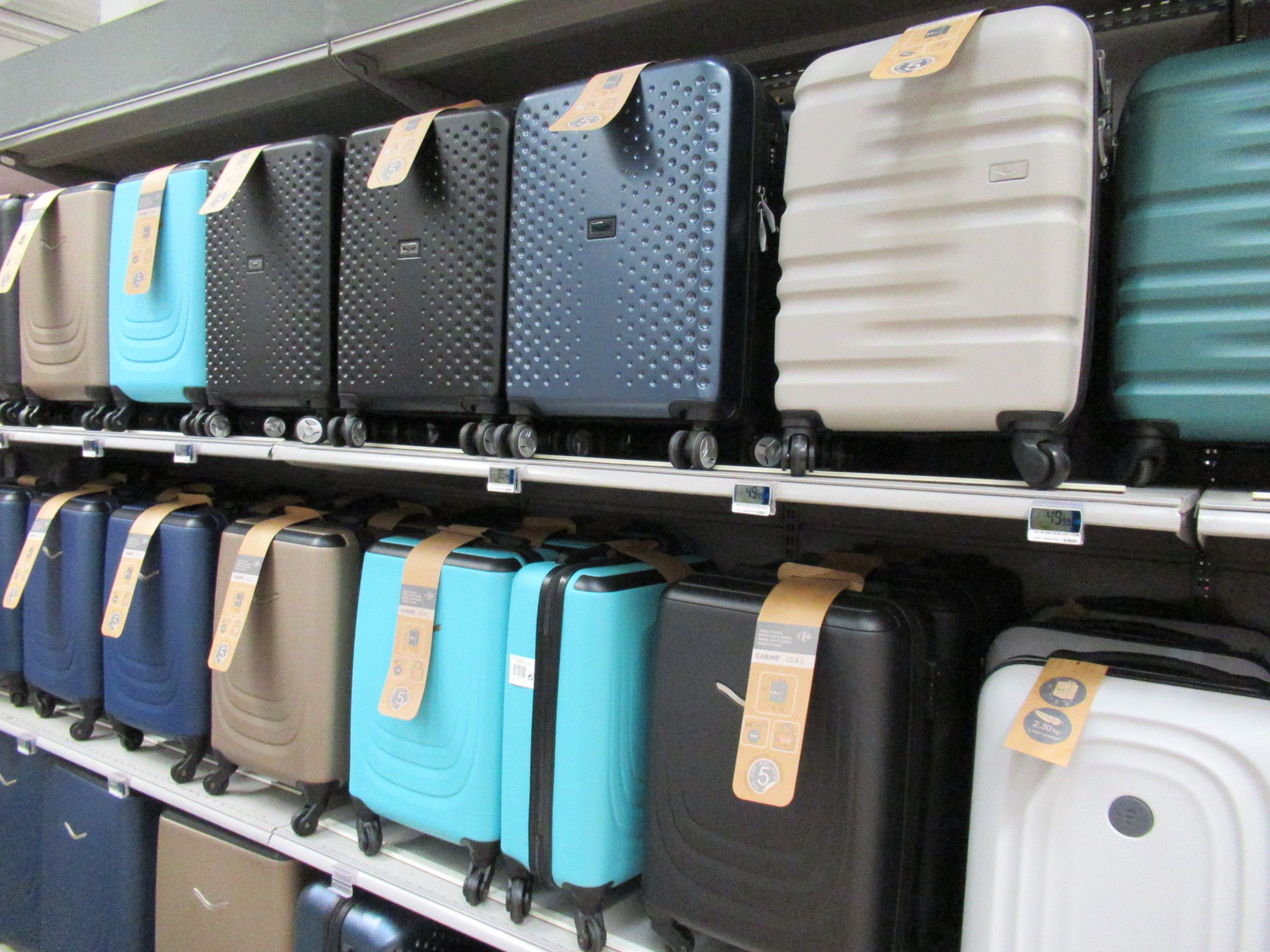 Linéaire de valises cabine à roulettes