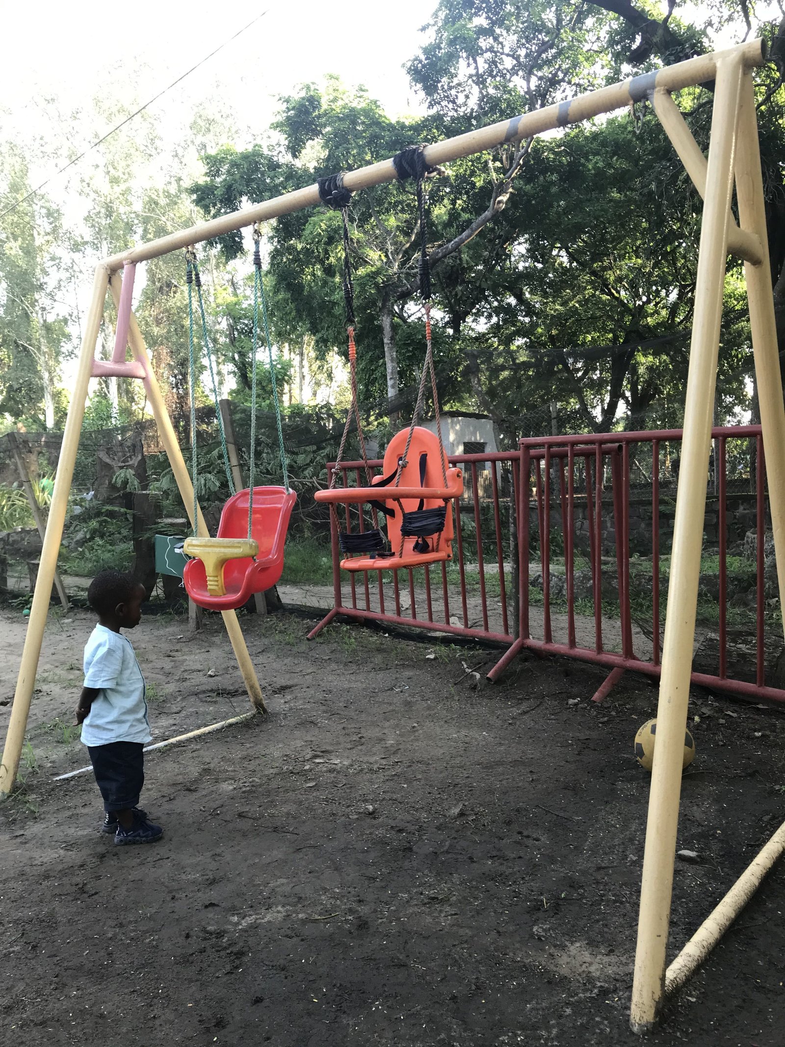 Jeu balançoire pour les bébés photo gratuit