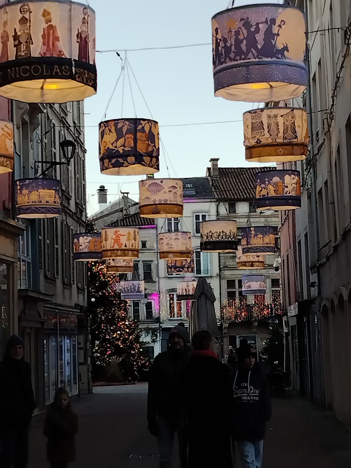 Des abat-jours lumineux suspendus au-dessus de la rue photo gratuite