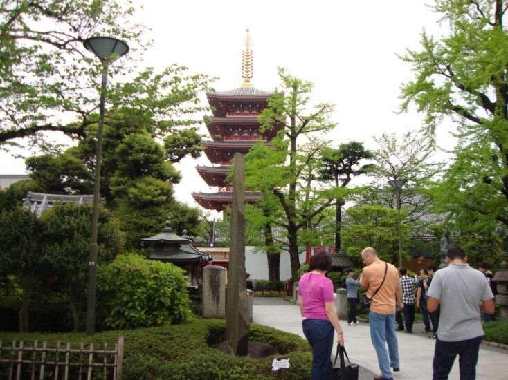 Pagode rouge et visiteurs photo gratuite