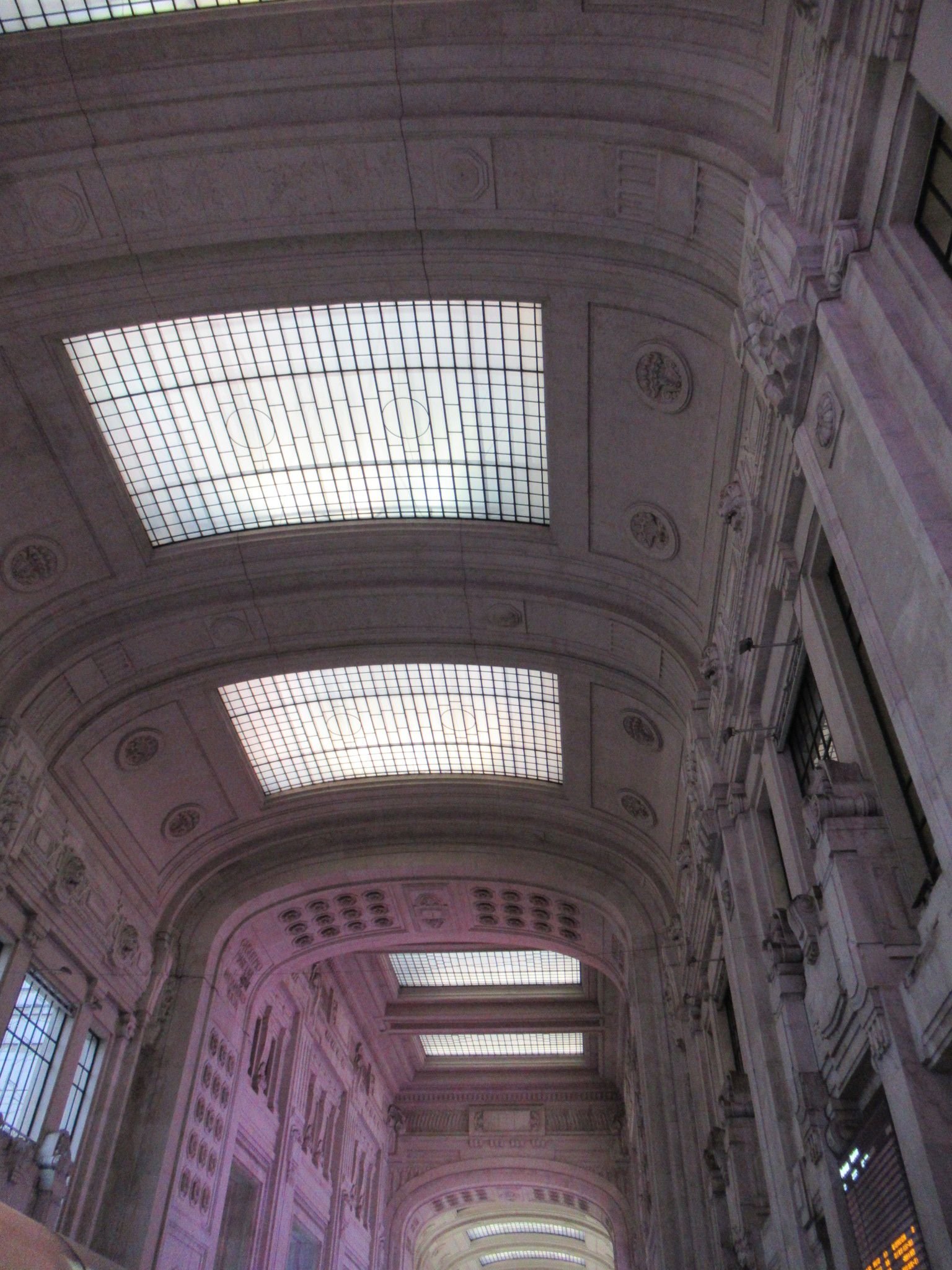 Plafond en béton sculpté de la gare centrale de Milan Lombardie en Italie photo gratuite