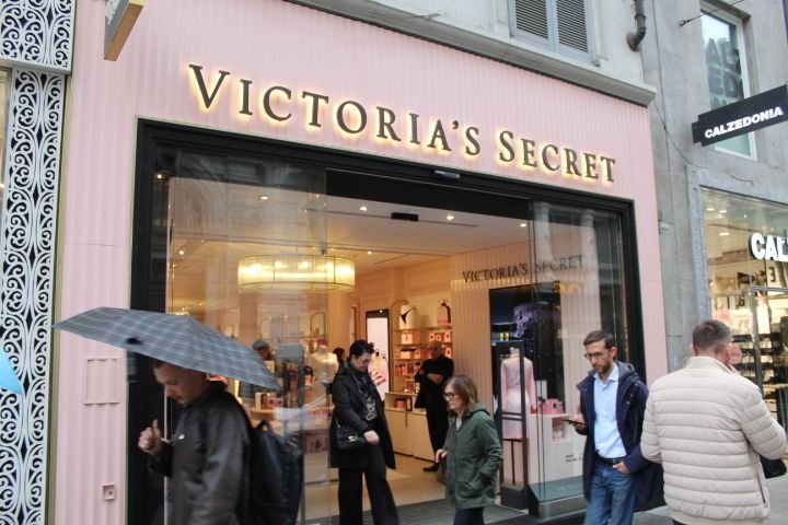Le magasin Victoria's Secret, une marque américaine de lingerie, de vêtements pour femmes et de produits de beauté, photo gratuite
