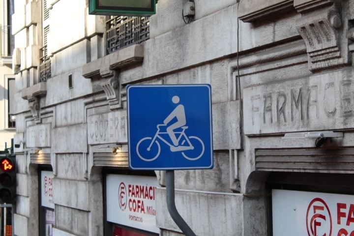 The road sign depicting a cyclist on a bicycle, a sign indicating a mandatory cycle path or lane, free photo