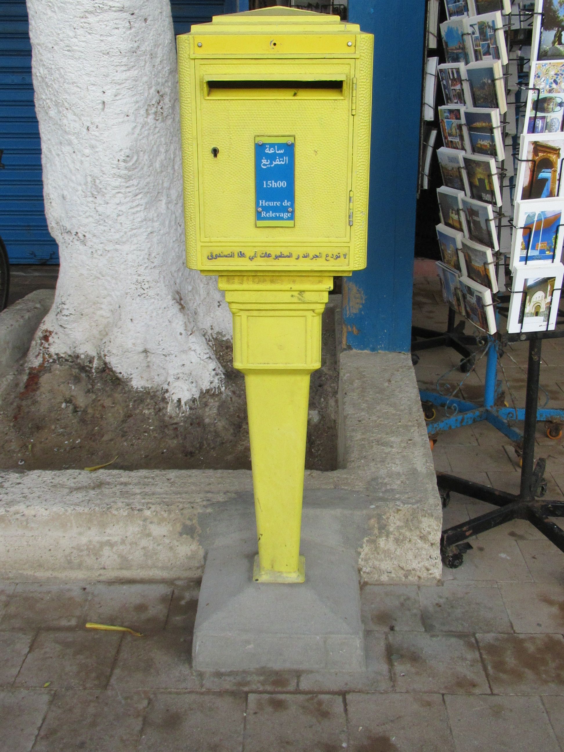 Boîte aux lettres jaune de la poste marocaine