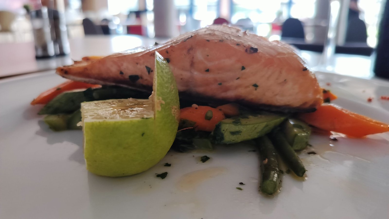 Pavé de saumon sur légumes et citron