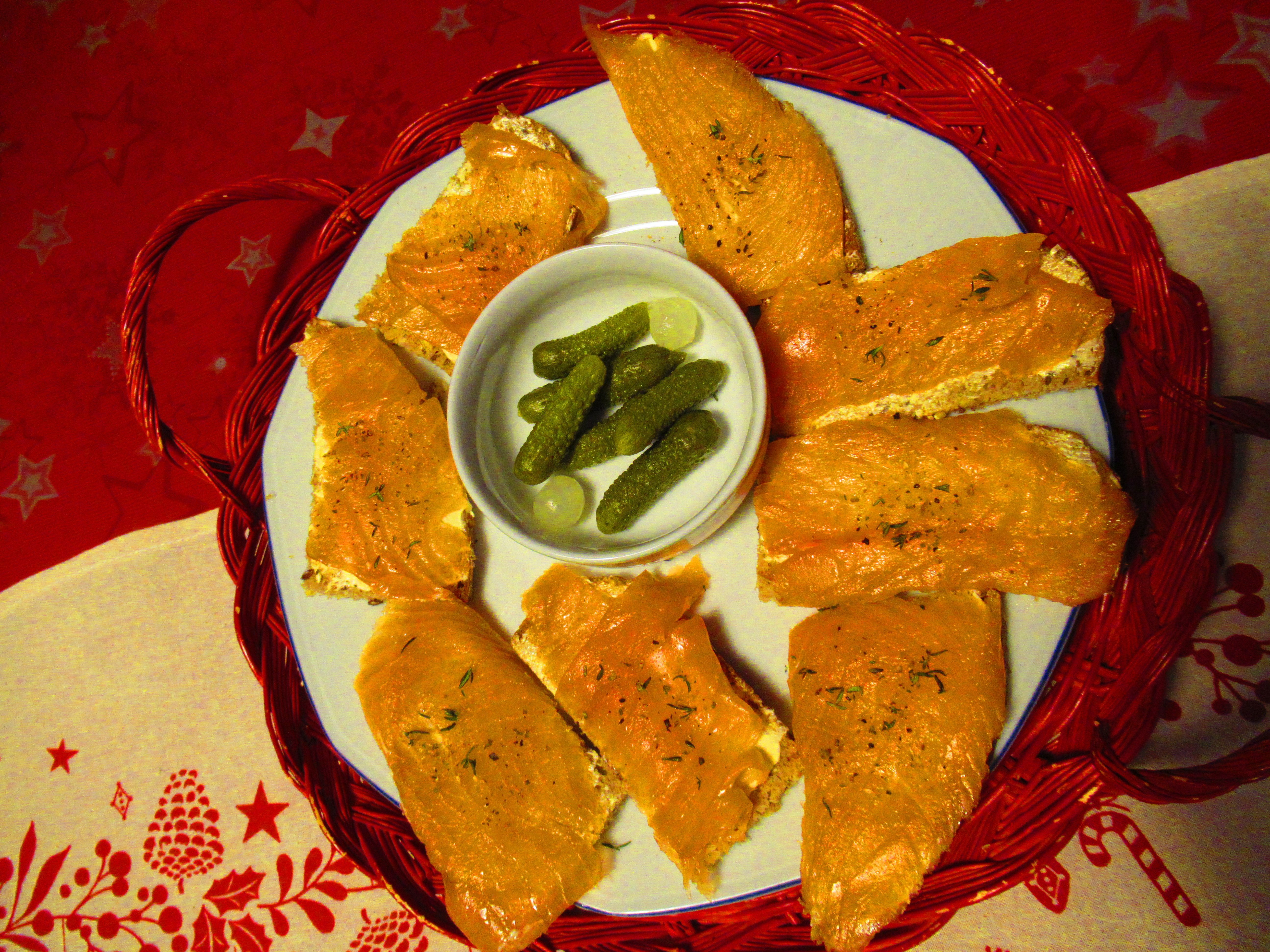 Toast au saumon avec cornichons