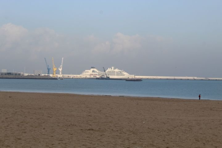 Port avec navires de croisière photo gratuite