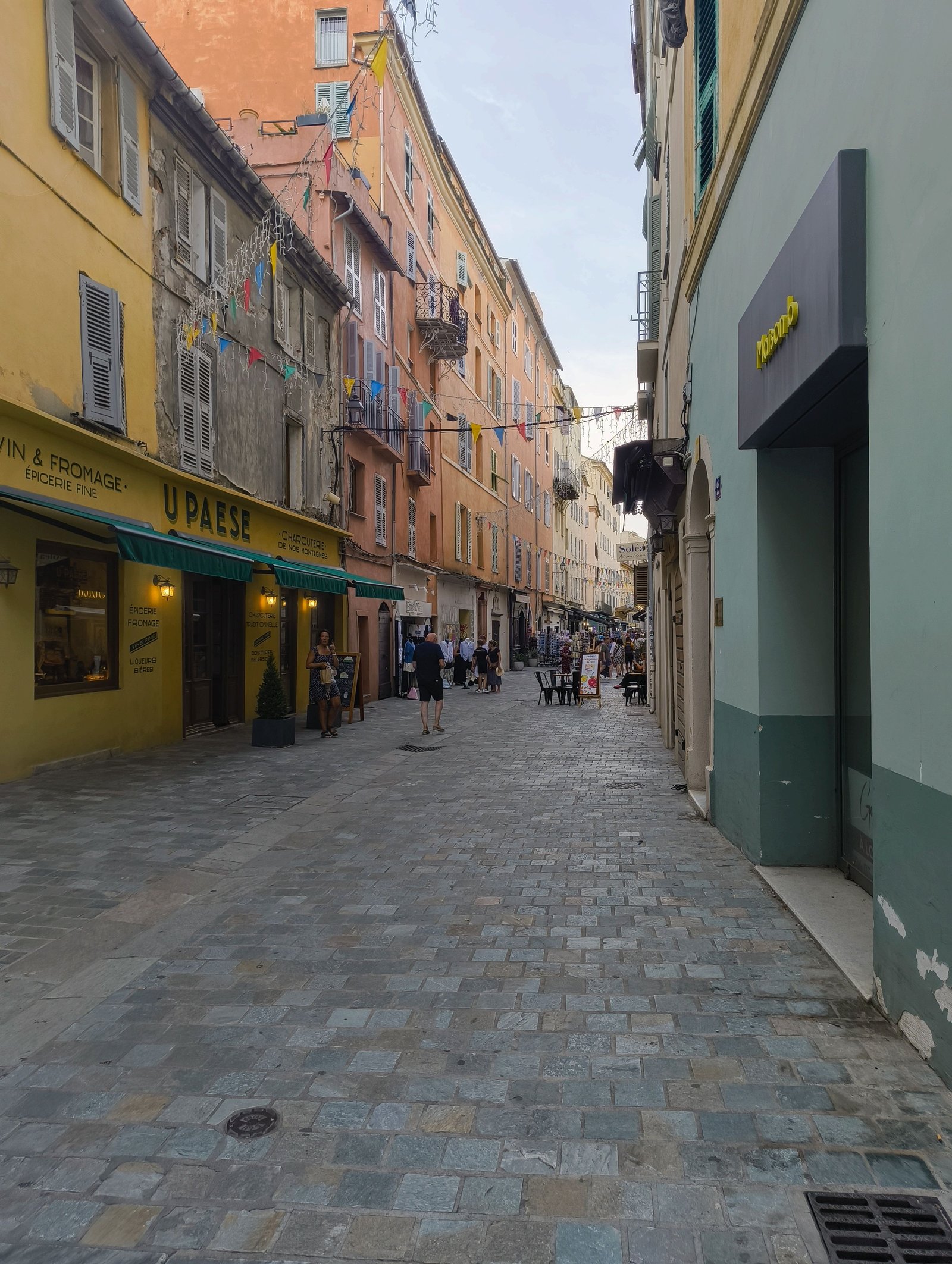 Une rue de la ville de Bastia, en Corse, photo gratuite