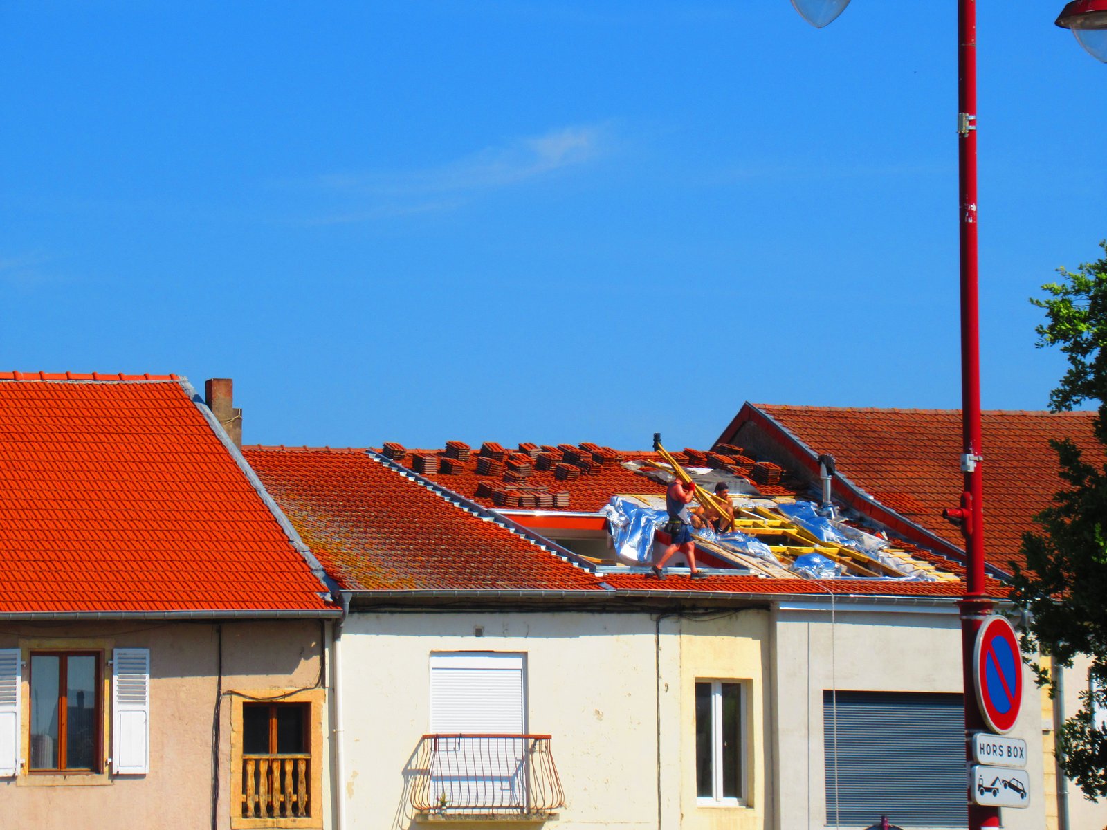 Une scène de rénovation ou de construction d'un toit sur une maison en briques, photo gratuite