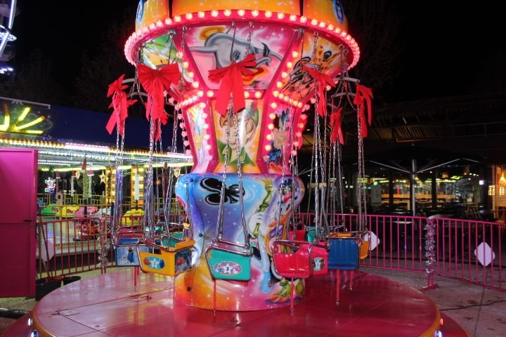Manège, les chaises volantes, prêtes pour un tour magique photo gratuite
