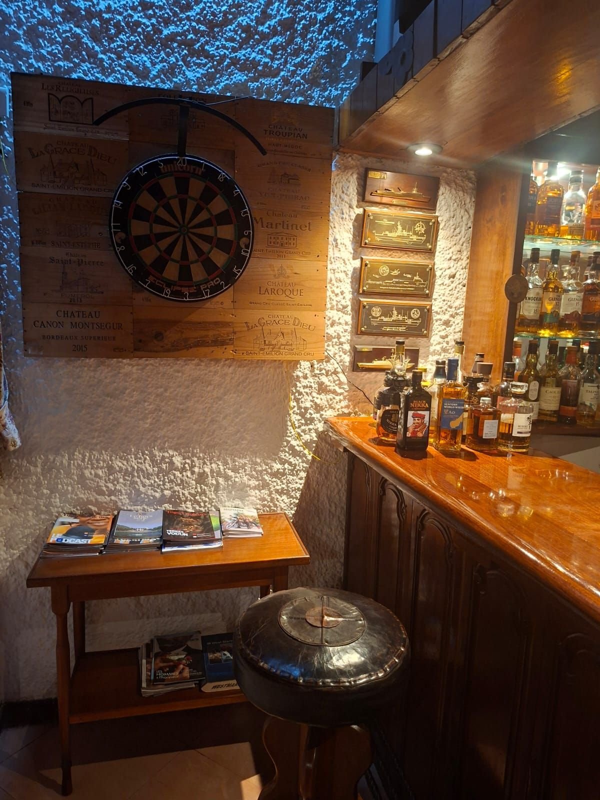 Intérieur d'un bar, un jeu de fléchettes est installé sur le mur, photo gratuite