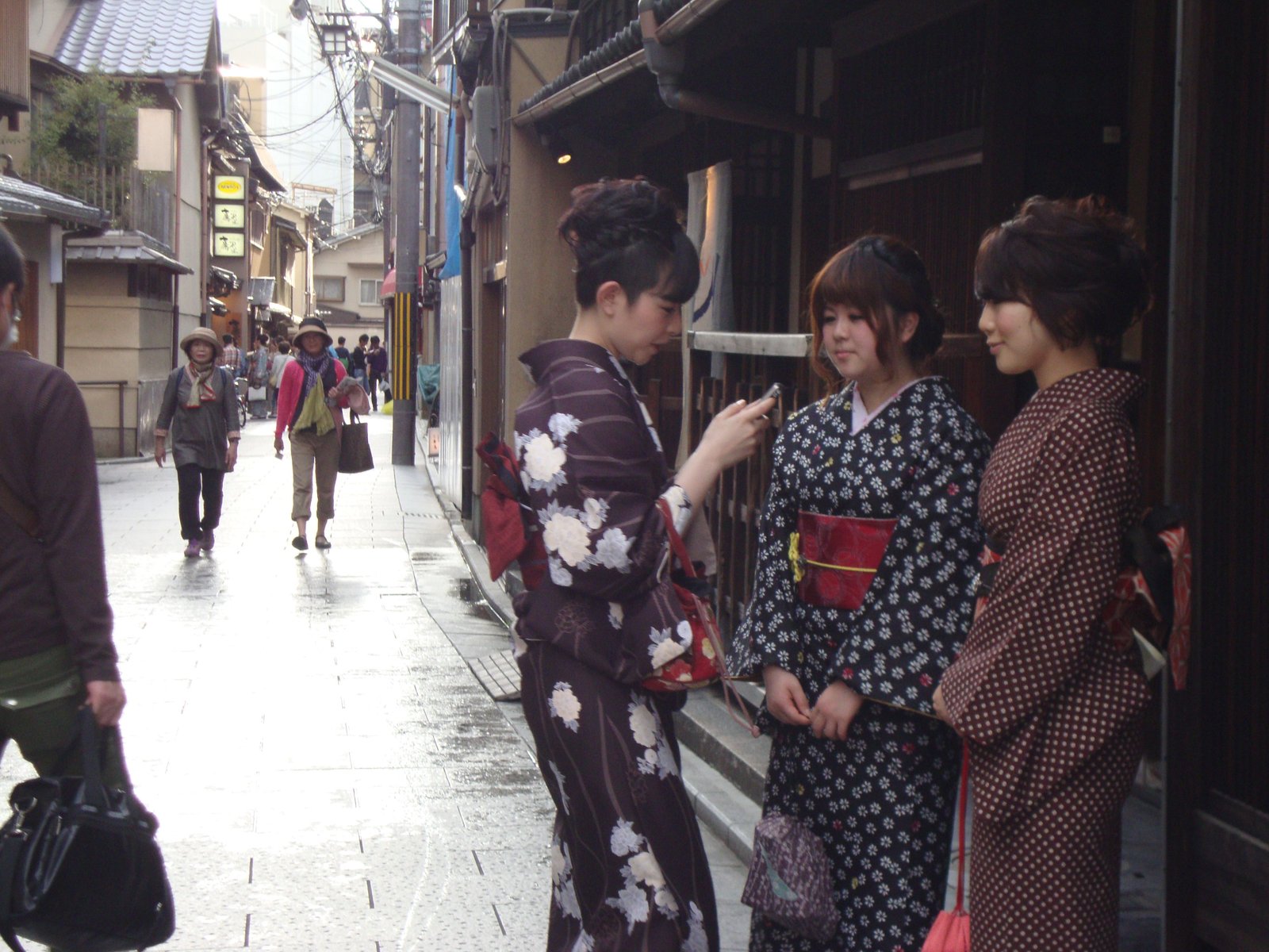 Femmes en kimono dans une rue de Kyoto au Japon en Asie photo gratuite