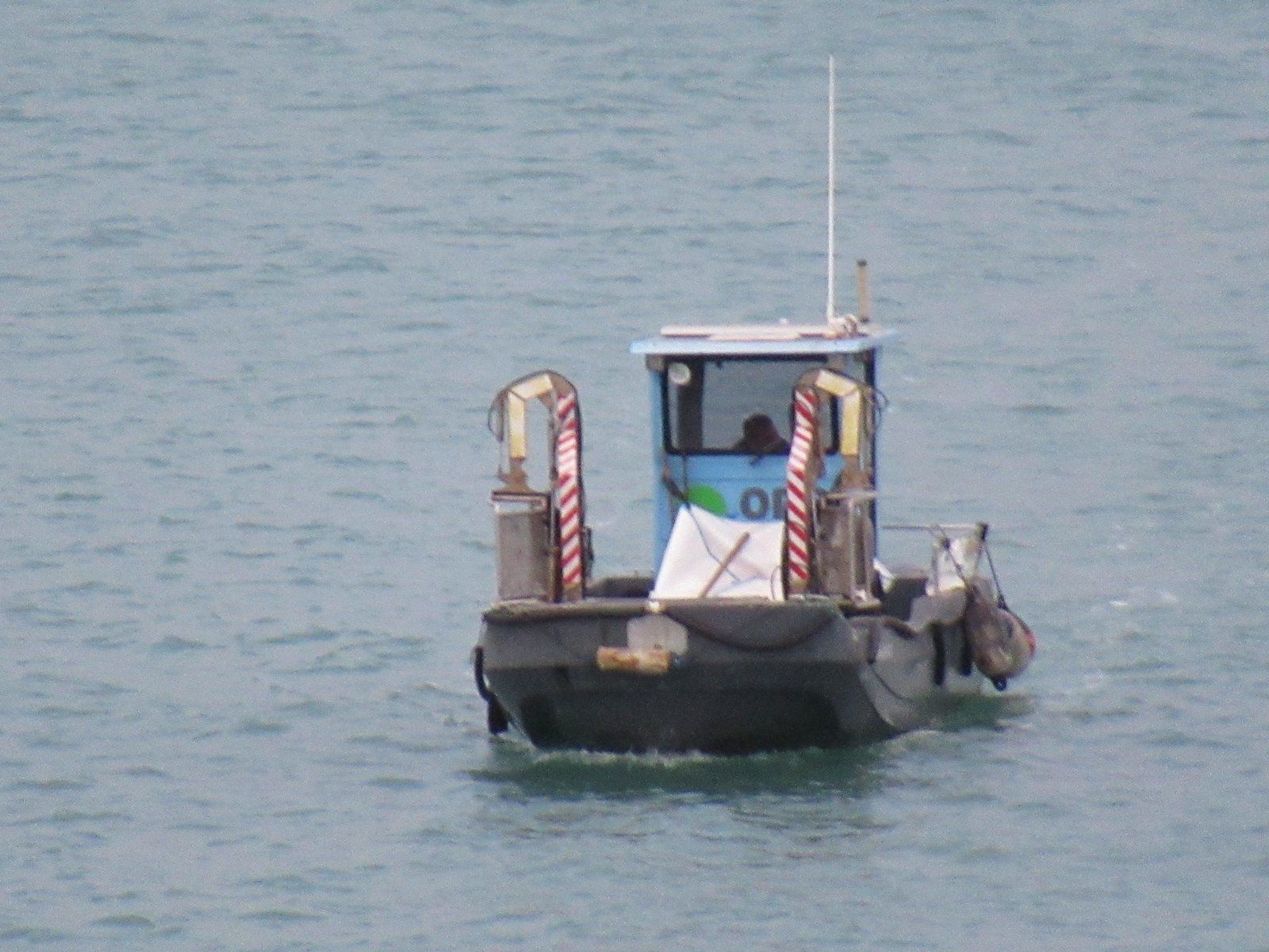 Bateau de déchets industriels dans la mer photo gratuite