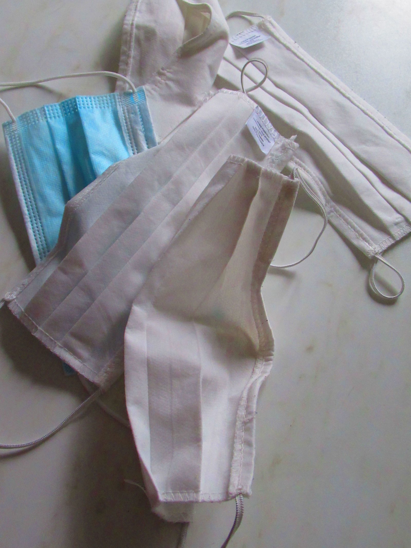 Masques sanitaires bleus et blancs