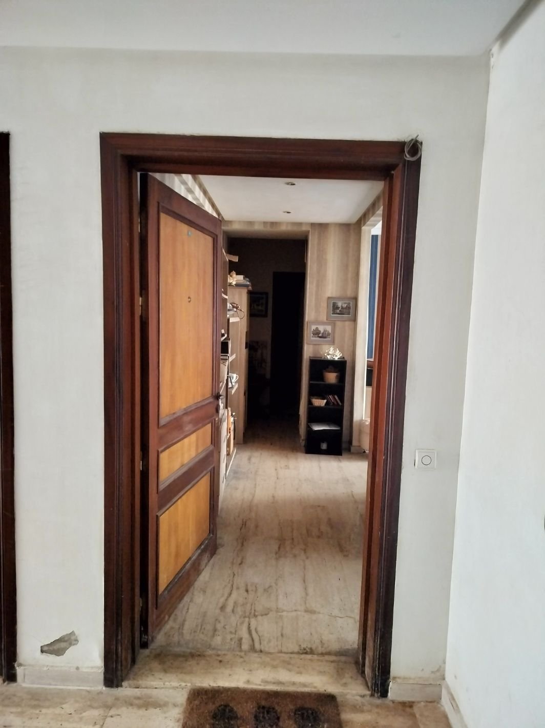 Porte en bois d'un appartement photo gratuite