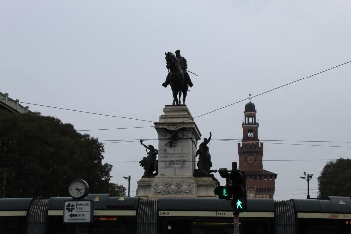 Le monument à Giuseppe Garibaldi et le Castello Sforzesco à Milan, en Italie, photo gratuite
