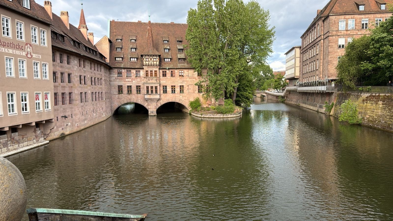 Pont Museumsbrücke qui enjambe la rivière, à Nuremberg, en Allemagne, photo gratuite