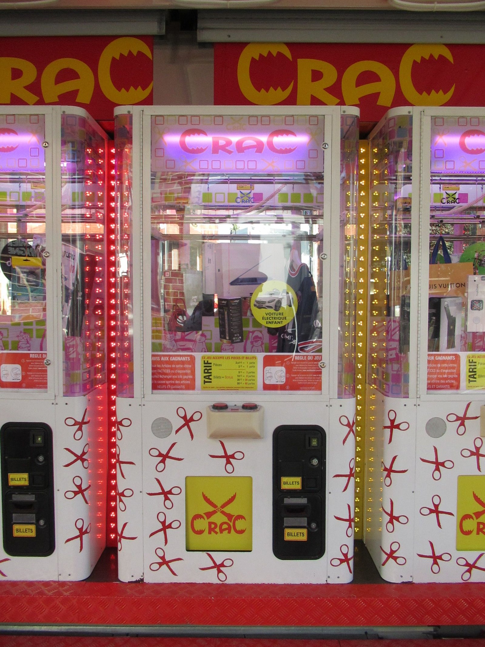 Stand CRAC vending machines in a funfair