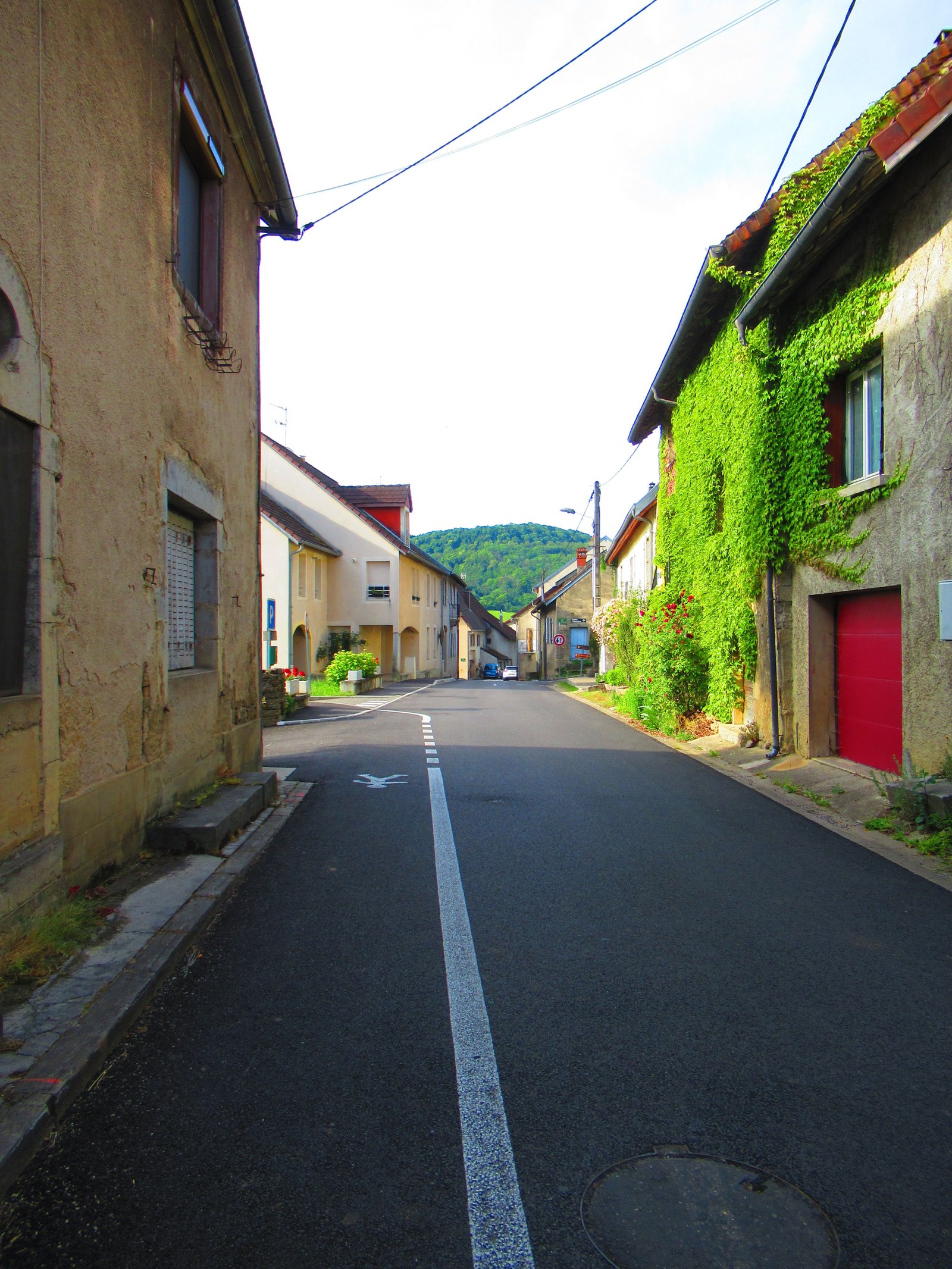 Une rue est bordée de bâtiments en pierre dans la commune de Saint Lothain à Jura, photo gratuite