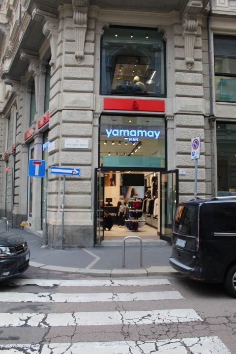 Le magasin Yamamay, spécifiquement la section "MAN" (homme) de la marque. Yamamay est une marque italienne spécialisée dans la lingerie, les vêtements de nuit, les maillots de bain et les accessoires, photo gratuite