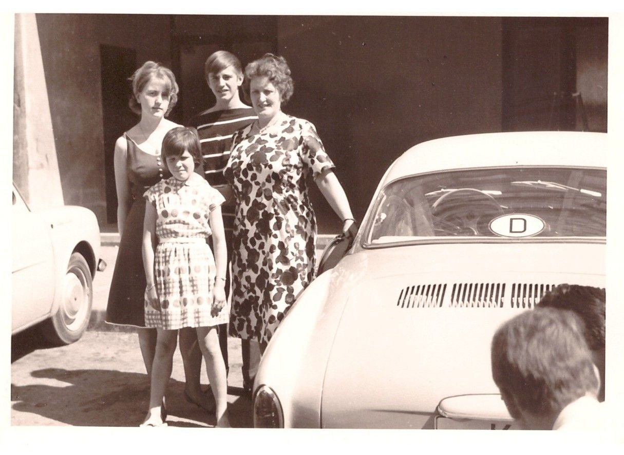 Photo de famille en noir et blanc prise en Allemagne en 1964 image gratuite