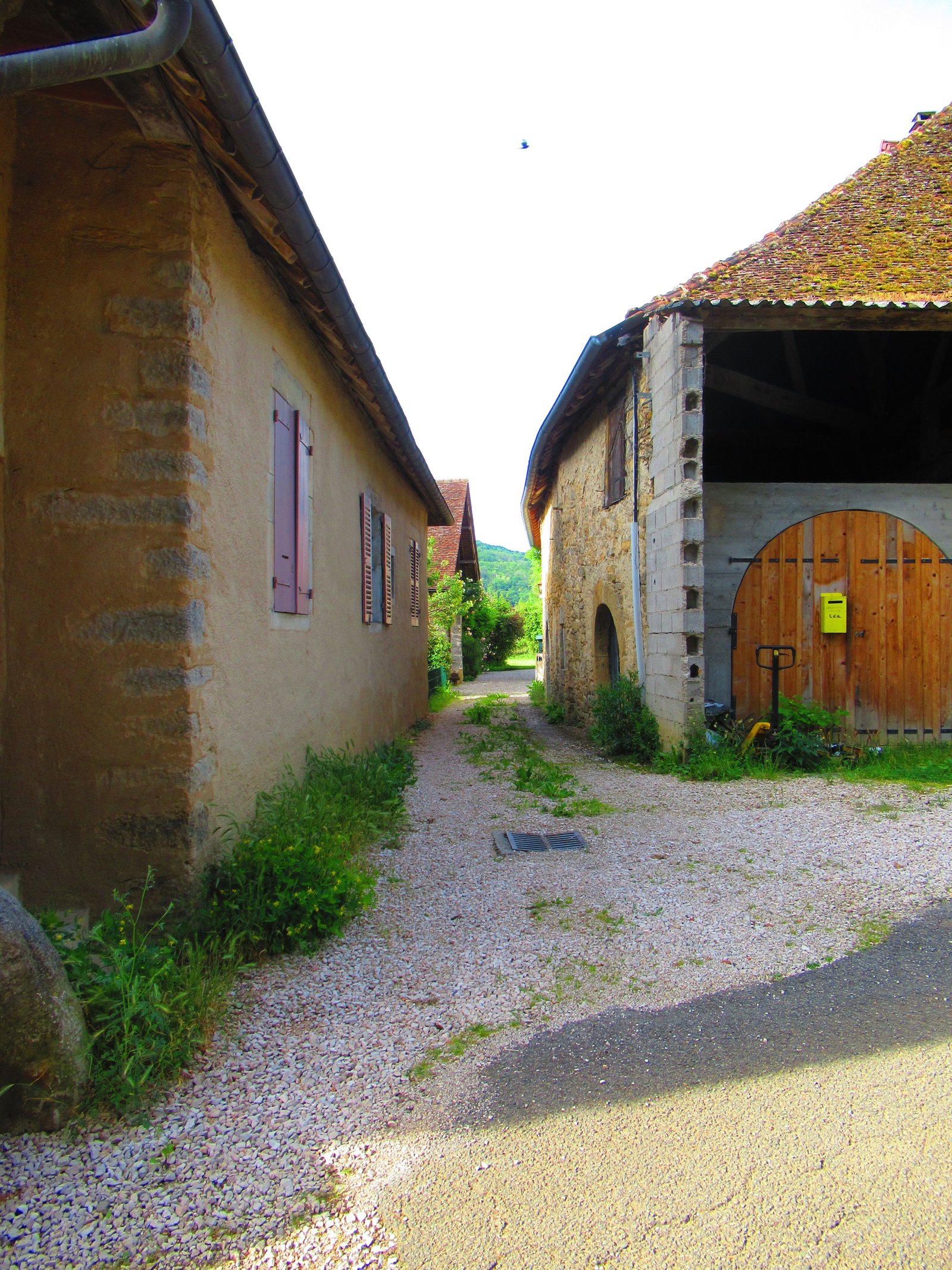 Un allé entre les bâtiments dans la commune de Saint Lothain à Jura, photo gratuite