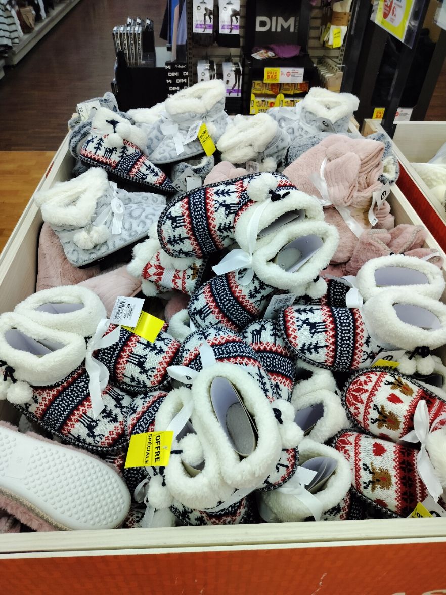 Chaussons hiver à vendre dans un supermarché photo gratuite